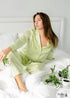 Pijama bohemio Corinne de satén en verde y beige.